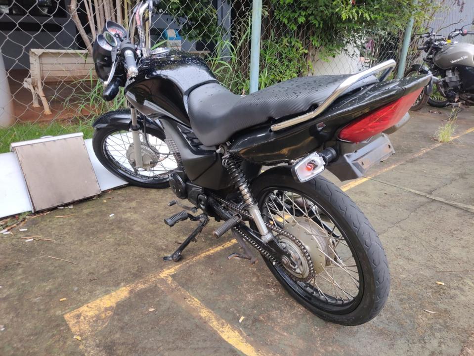 Foto 3 de 3 — Homem é preso pelo BAEP/CANIL com moto furtada no Jardim Iguatemi em Araraquara